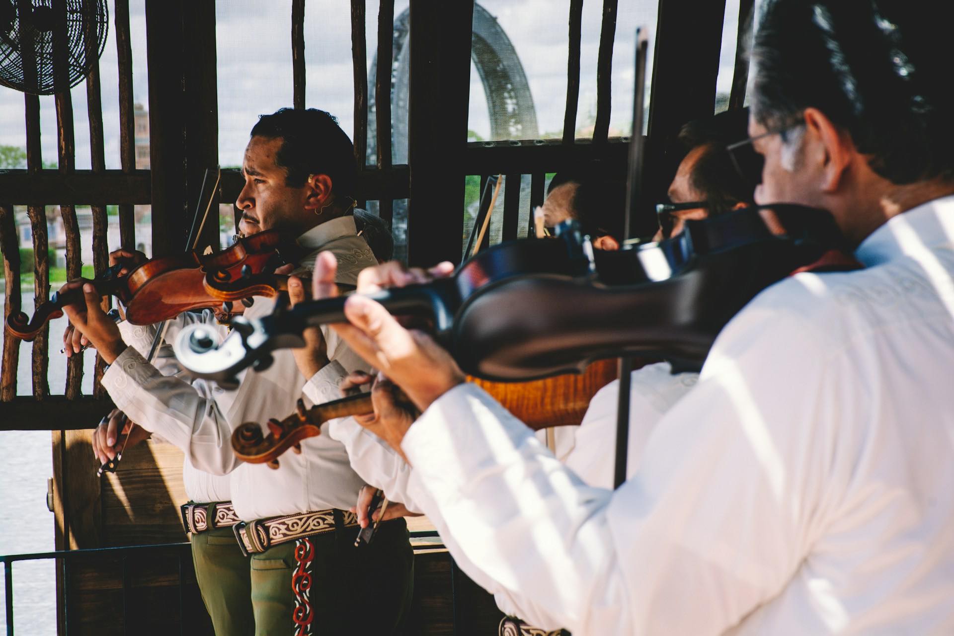 Músicos de mariachi tocando con trajes de charro tradicionales